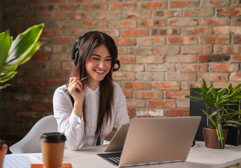 portrait-woman-customer-service-worker (1)