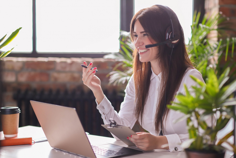 portrait-woman-customer-service-worker